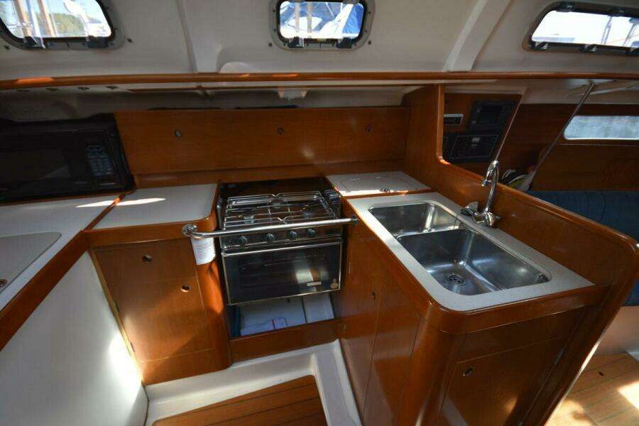 Vitality 32ft Beneteau Yacht For Sale