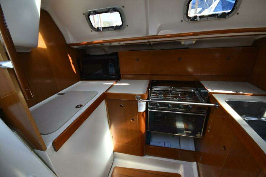 Vitality 32ft Beneteau Yacht For Sale