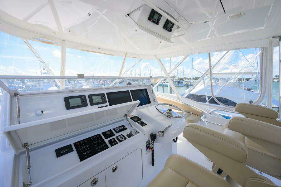Hatteras 54 SEA NYLE - Flybridge - Helm