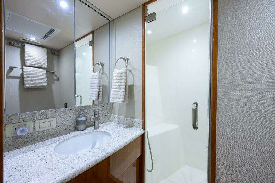 Hatteras 54 SEA NYLE - Master Ensuite Head