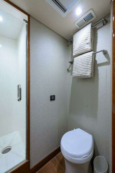 Hatteras 54 SEA NYLE - Master Ensuite Head