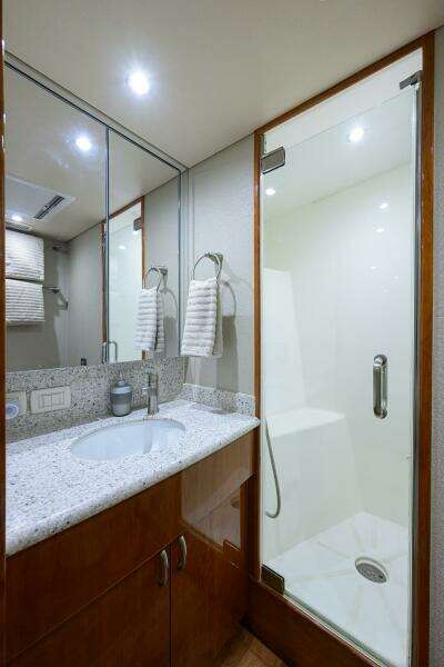 Hatteras 54 SEA NYLE - Master Ensuite Head