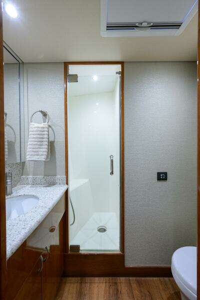 Hatteras 54 SEA NYLE - Master Ensuite Head