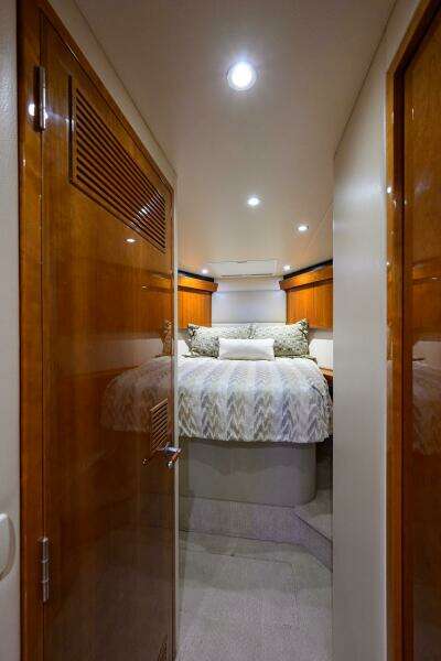 Hatteras 54 SEA NYLE - Bow Stateroom