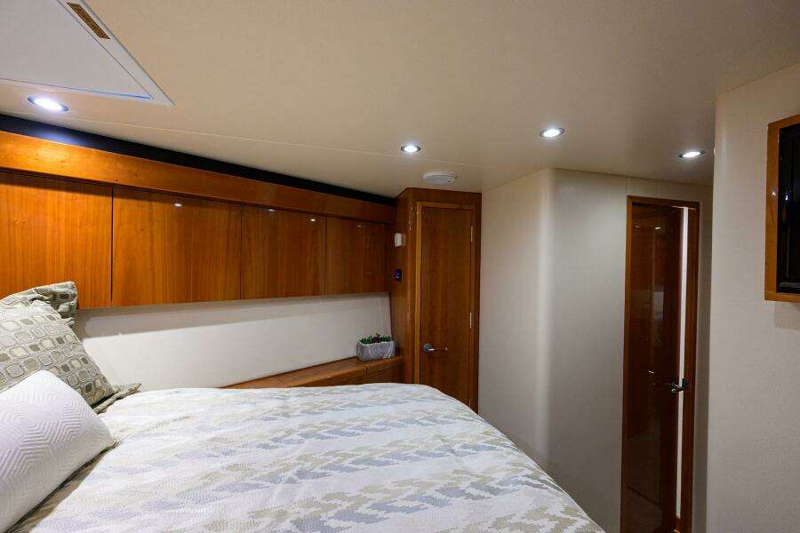 Hatteras 54 SEA NYLE - Bow Stateroom