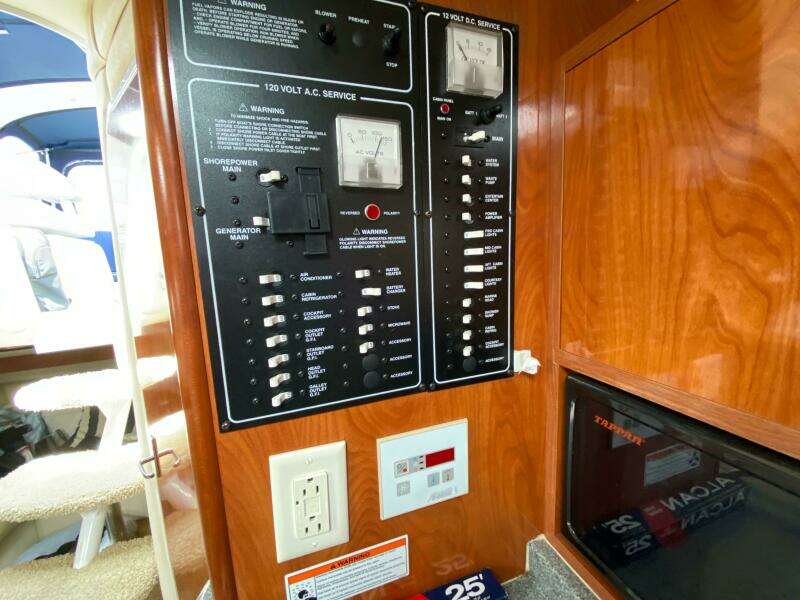 33ft Larson Yacht For Sale