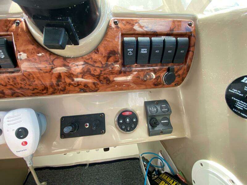 33ft Larson Yacht For Sale