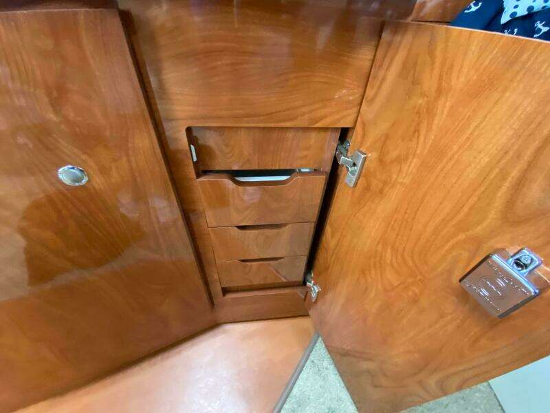 33ft Larson Yacht For Sale