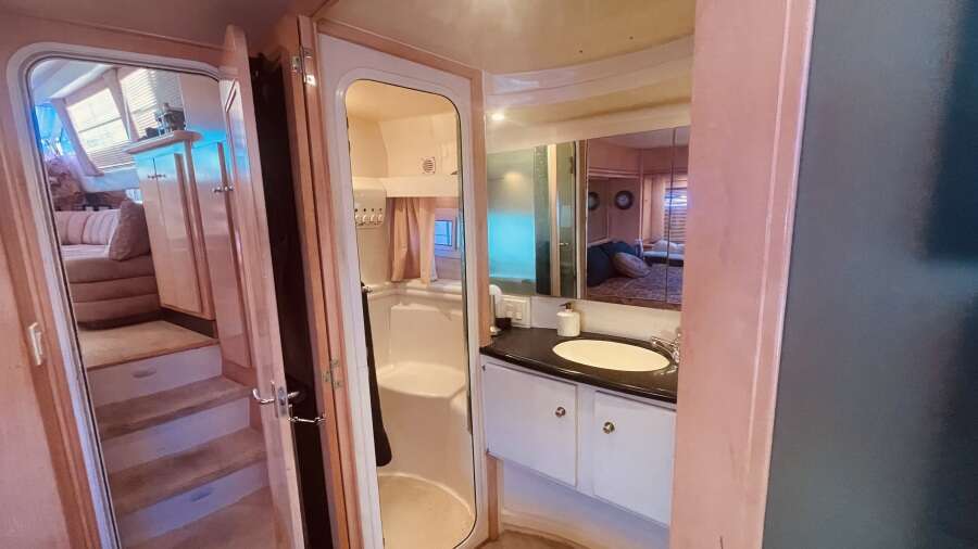 50ft CARVER YACHTS Yacht For Sale