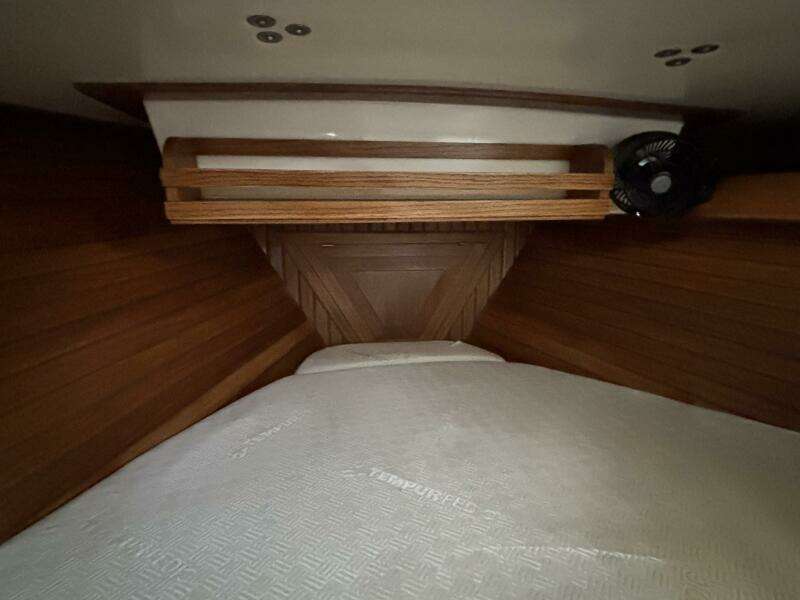 Vberth w/book shelf above