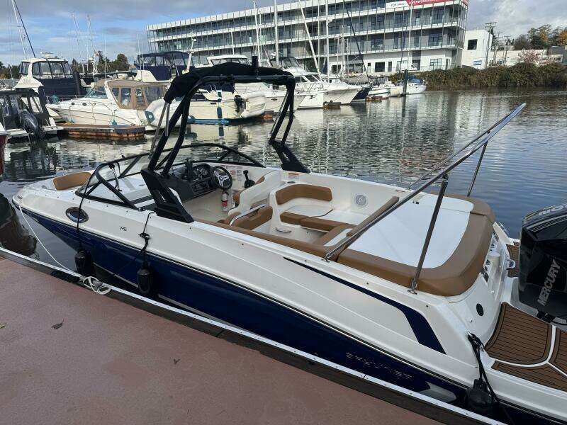 23ft Bayliner Yacht For Sale
