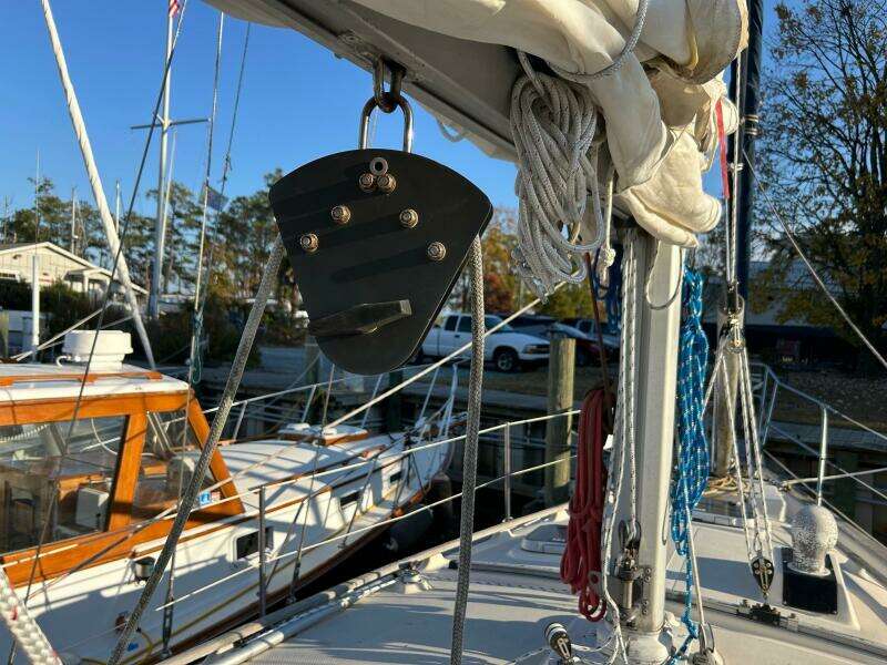 Jibe preventer main boom