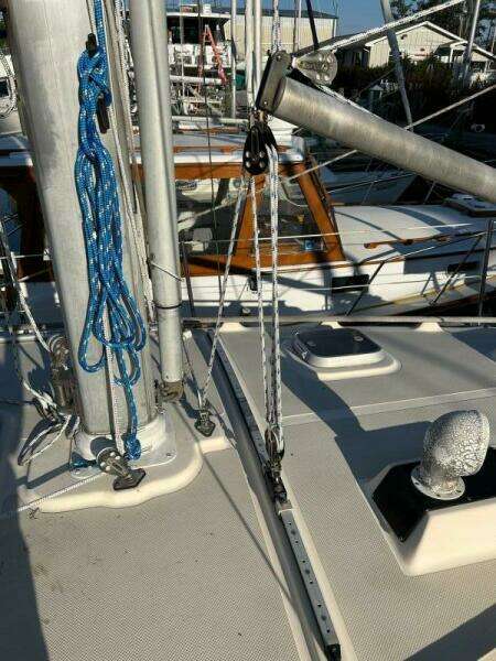 Self tacking jib track & whisker pole