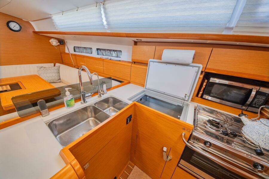 43ft Jeanneau Yacht For Sale