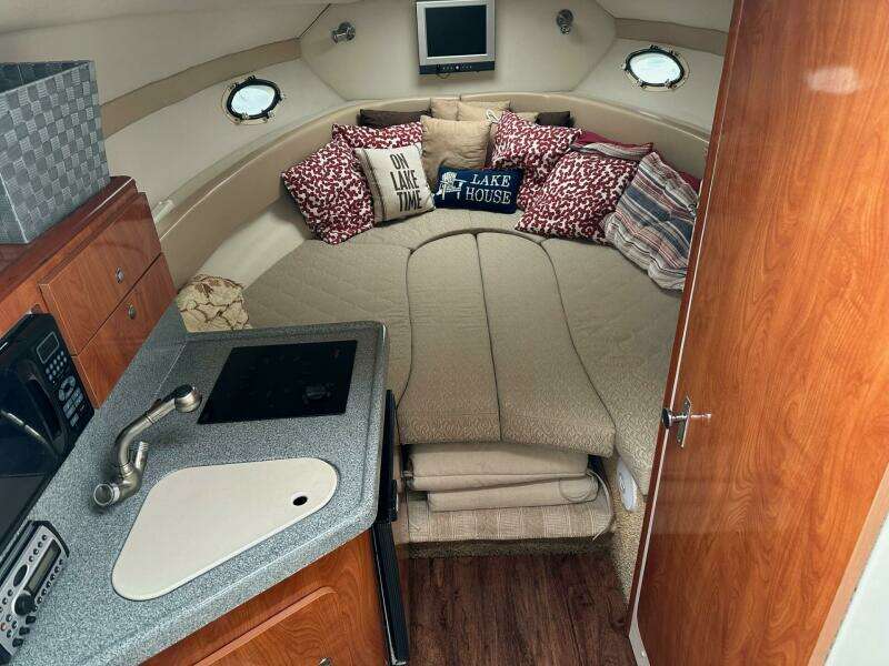 27ft Larson Yacht For Sale