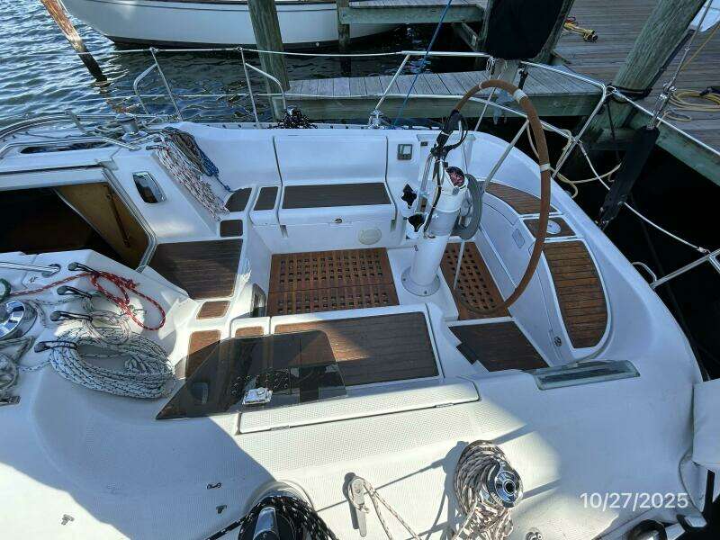 38' Beneteau cockpit starboard