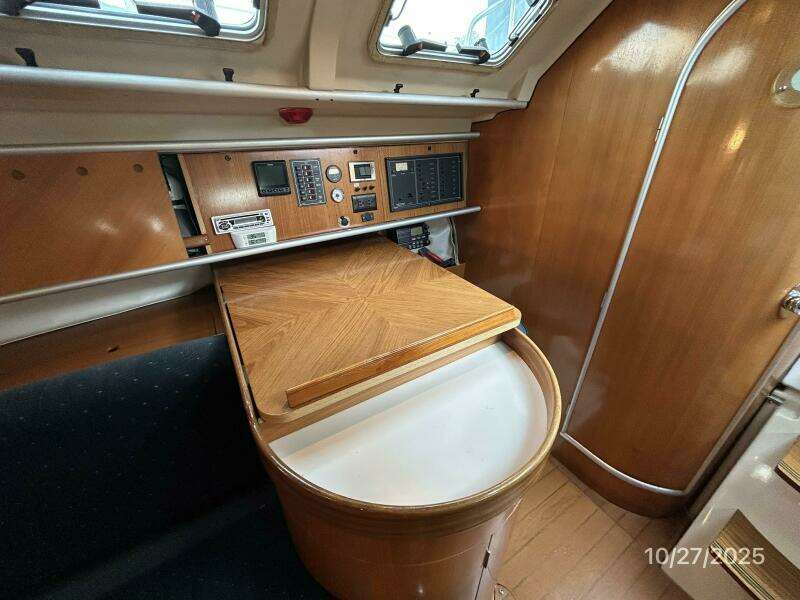 38' Beneteau nav station1