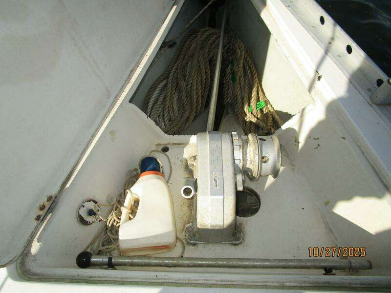 38' Beneteau anchor windlass
