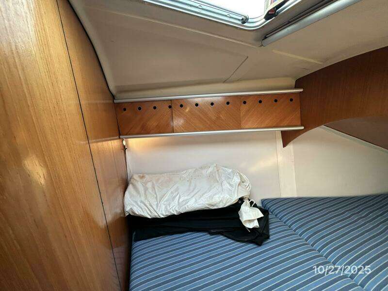 38' Beneteau forward stateroom port