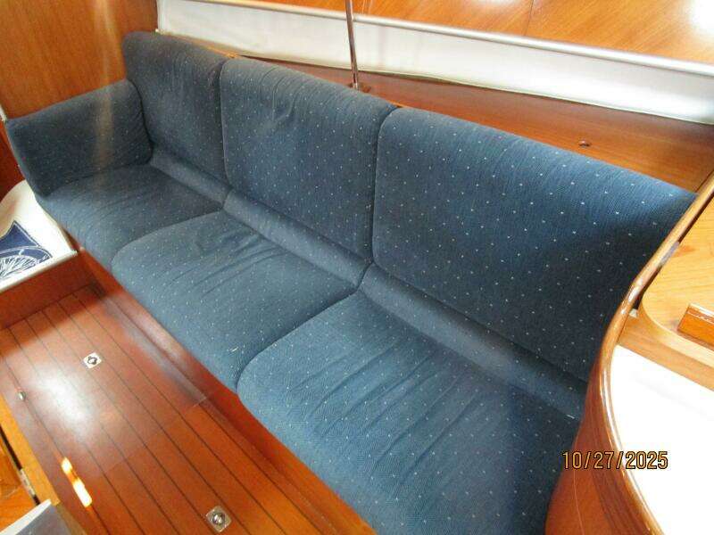 38' Beneteau salon starboard seating1