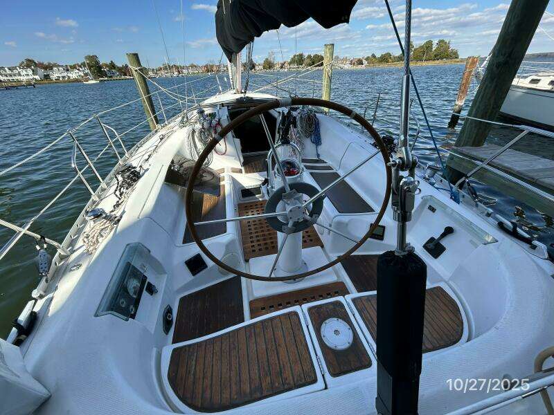 38' Beneteau cockpit forward