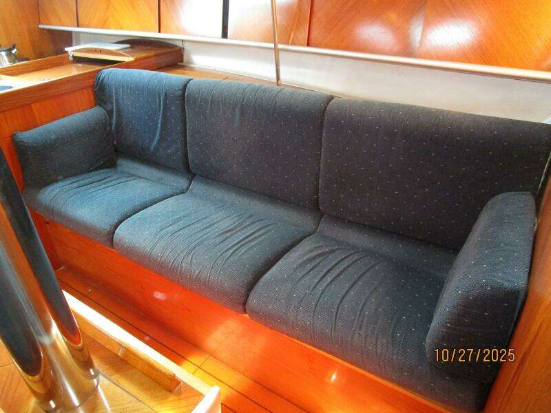 38' Beneteau salon port seating2