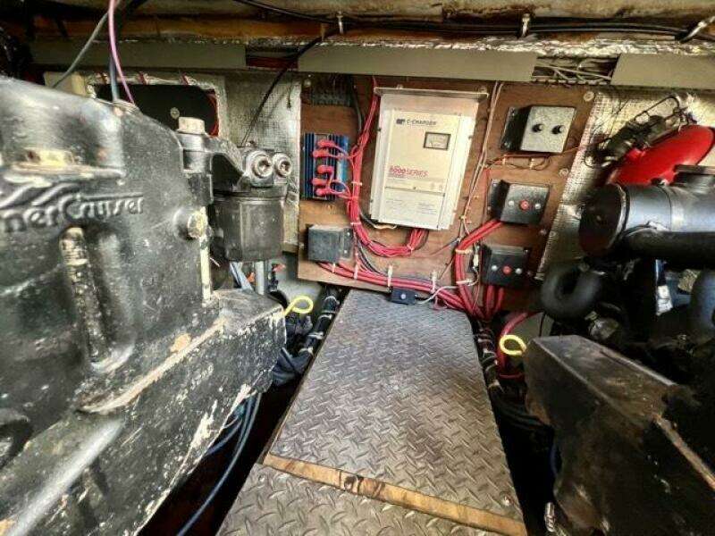 15 Sea Yall 1995 Regal 400 Commodore Engine Room 5 Medium