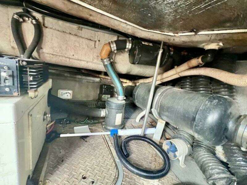 13 Sea Yall 1995 Regal 400 Commodore Engine Room 3 Medium