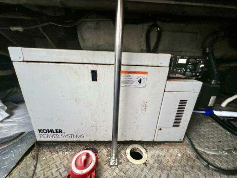 12 Sea Yall 1995 Regal 400 Commodore Engine Room 2 Medium