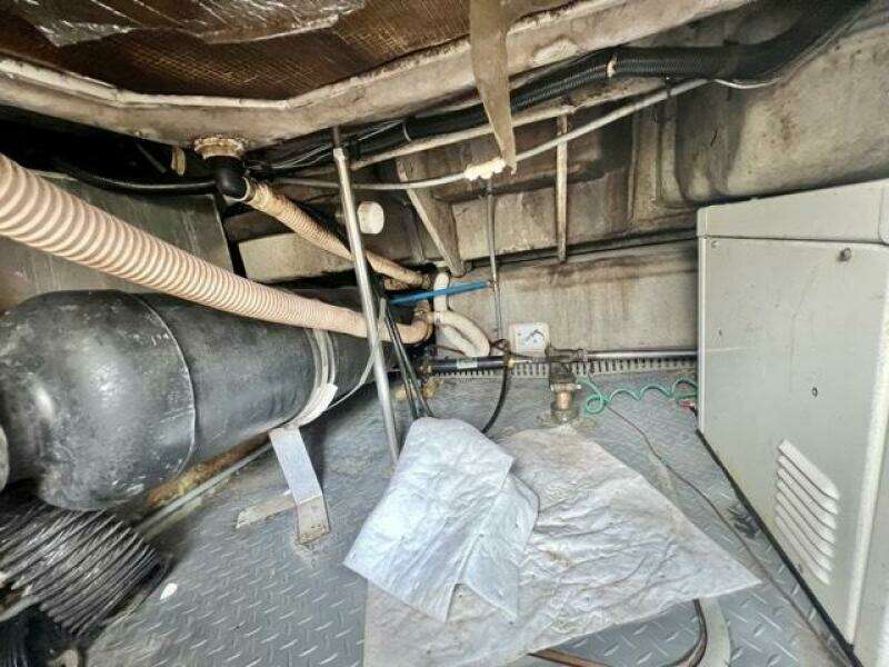 14 Sea Yall 1995 Regal 400 Commodore Engine Room 4 Medium