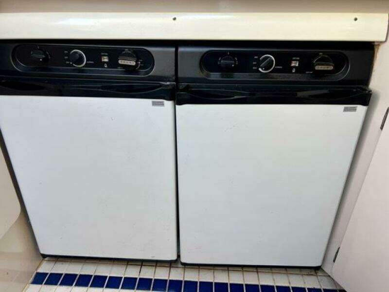 7 Sea Yall 1995 Regal 400 Commodore New Fridges Medium