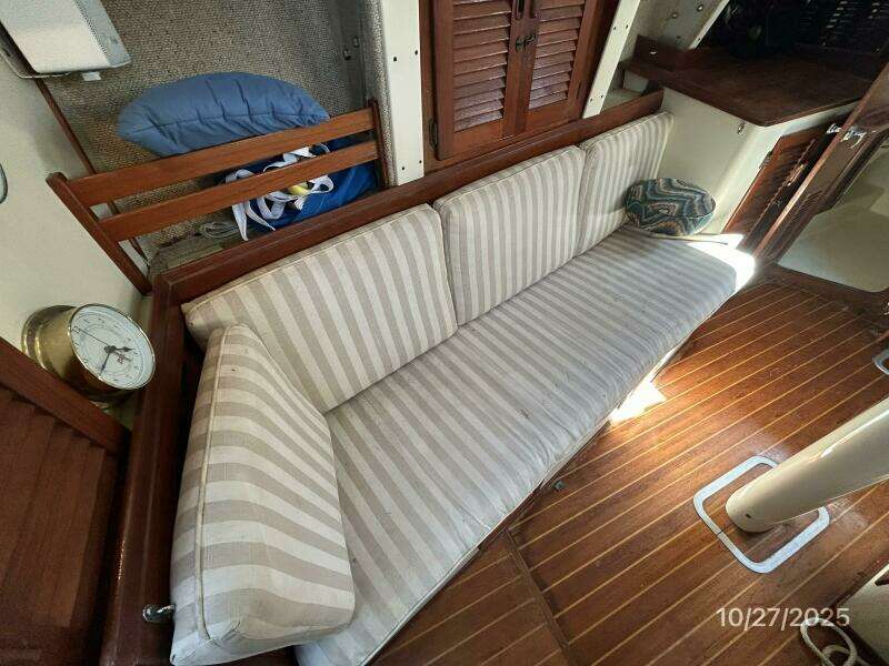 36' S2 salon starboard seating2