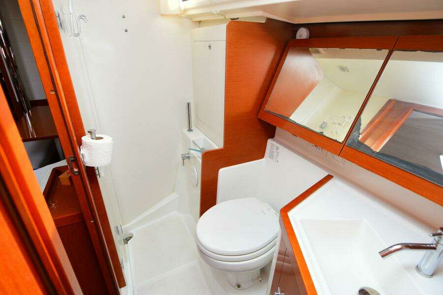 At Last 44ft Beneteau Yacht For Sale