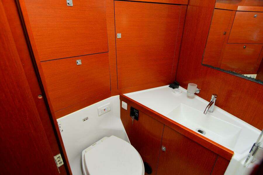 At Last 44ft Beneteau Yacht For Sale