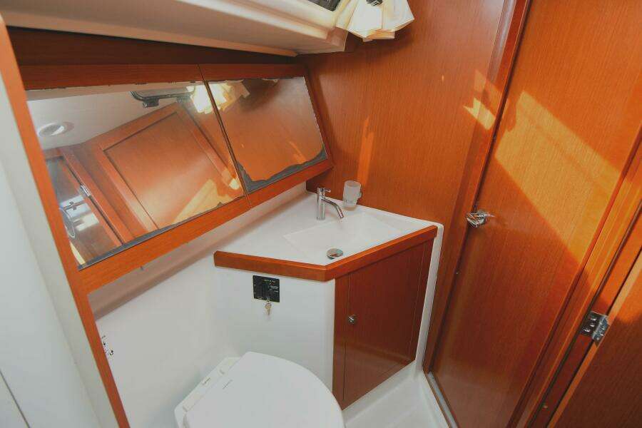 At Last 44ft Beneteau Yacht For Sale