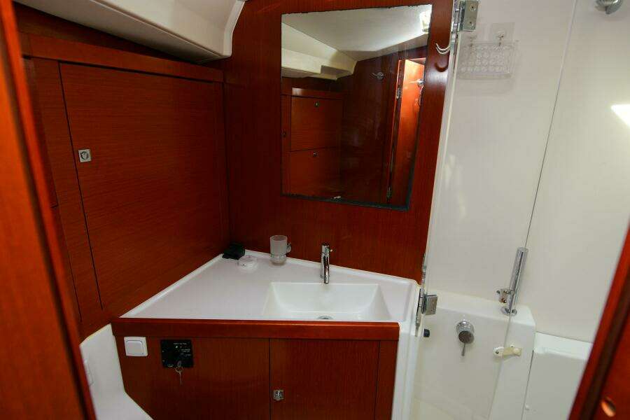 At Last 44ft Beneteau Yacht For Sale