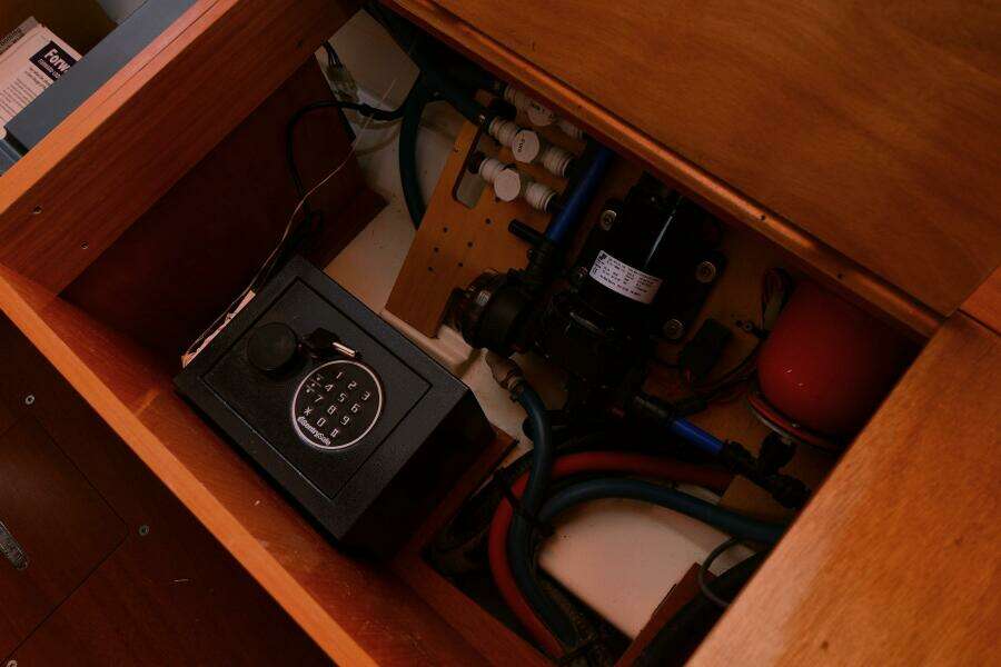 At Last 44ft Beneteau Yacht For Sale