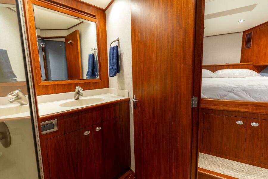 2006 Jim Smith 68 Convertible- Forward Stateroom Head