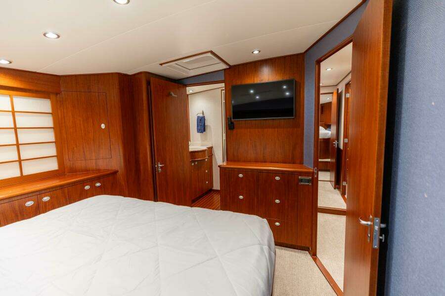 2006 Jim Smith 68 Convertible- Master Stateroom