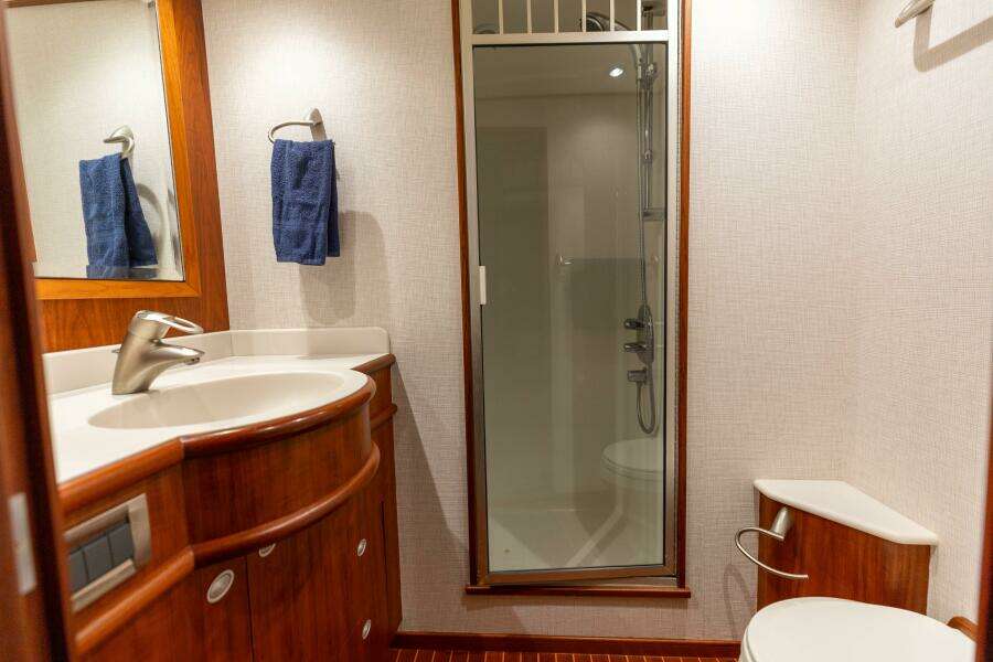 2006 Jim Smith 68 Convertible- Master Stateroom Head