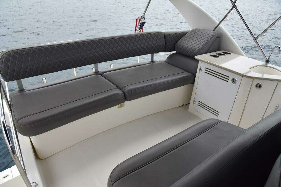 2010 38 Silveron Sedan Bridge - Pura Vida