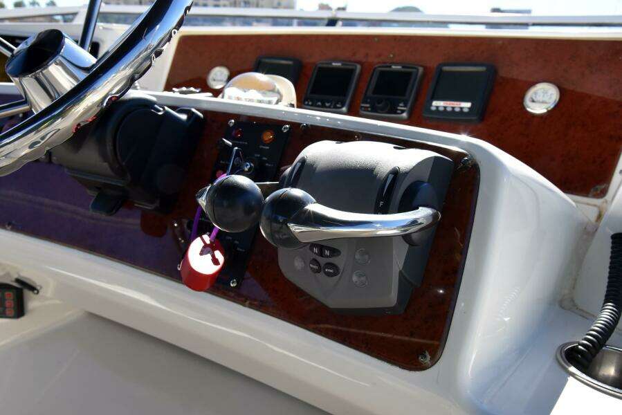 2010 38 Silverton Sedan Bridge - Pura Vida