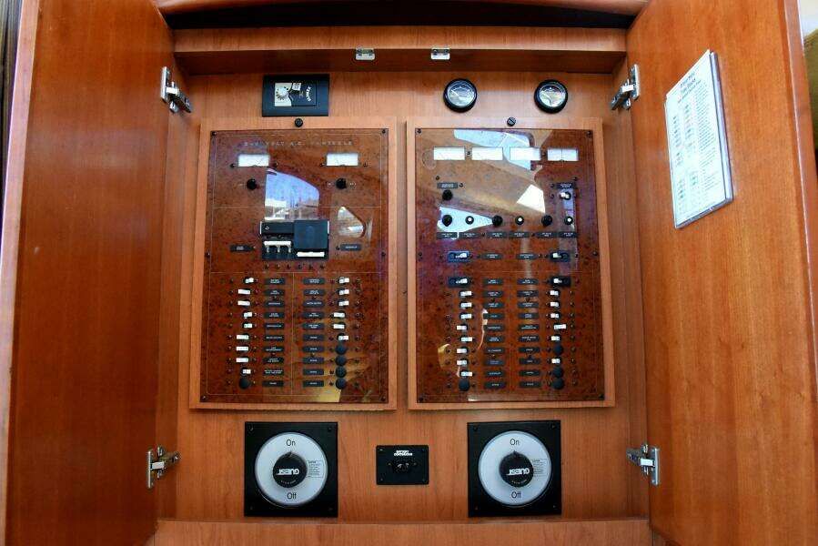 2010 38 Silverton Sedan Bridge - Pura Vida