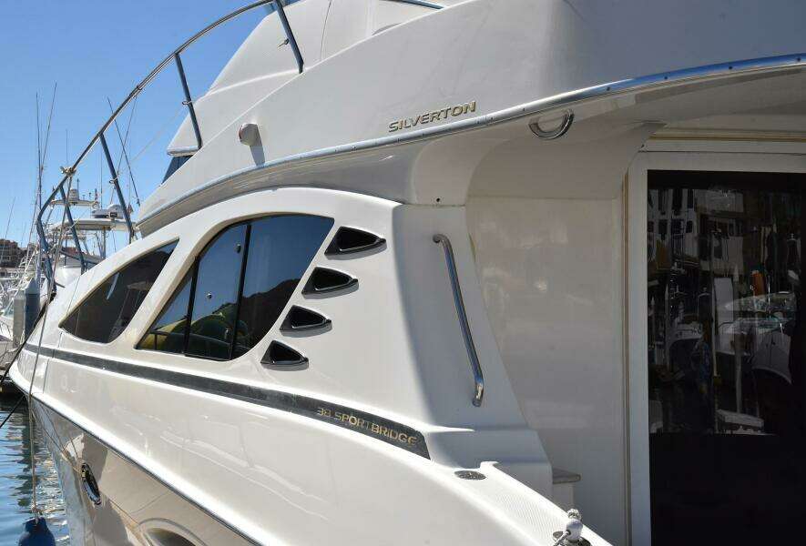 2010 38 Silveron Sedan Bridge - Pura Vida