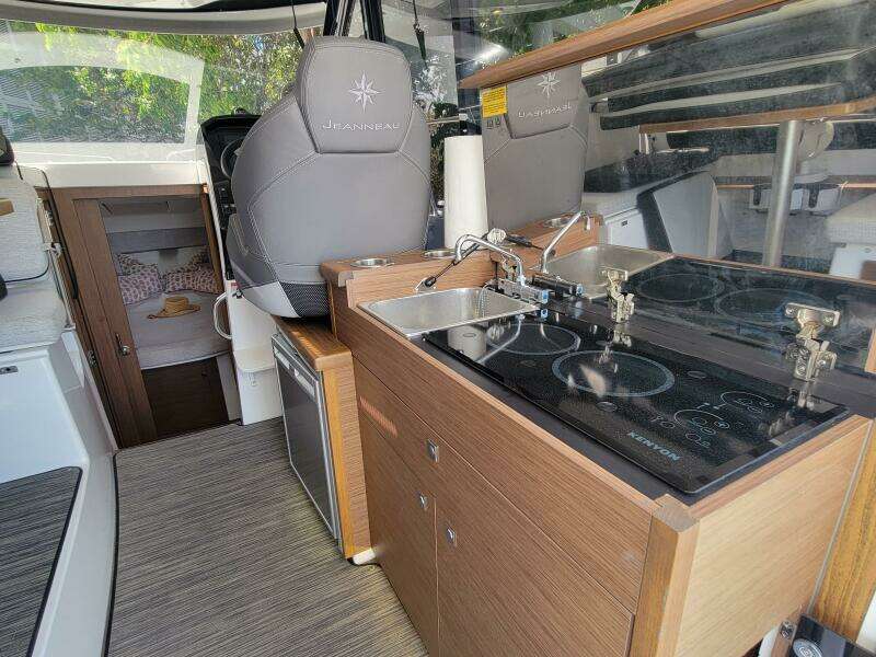 29ft Jeanneau Yacht For Sale