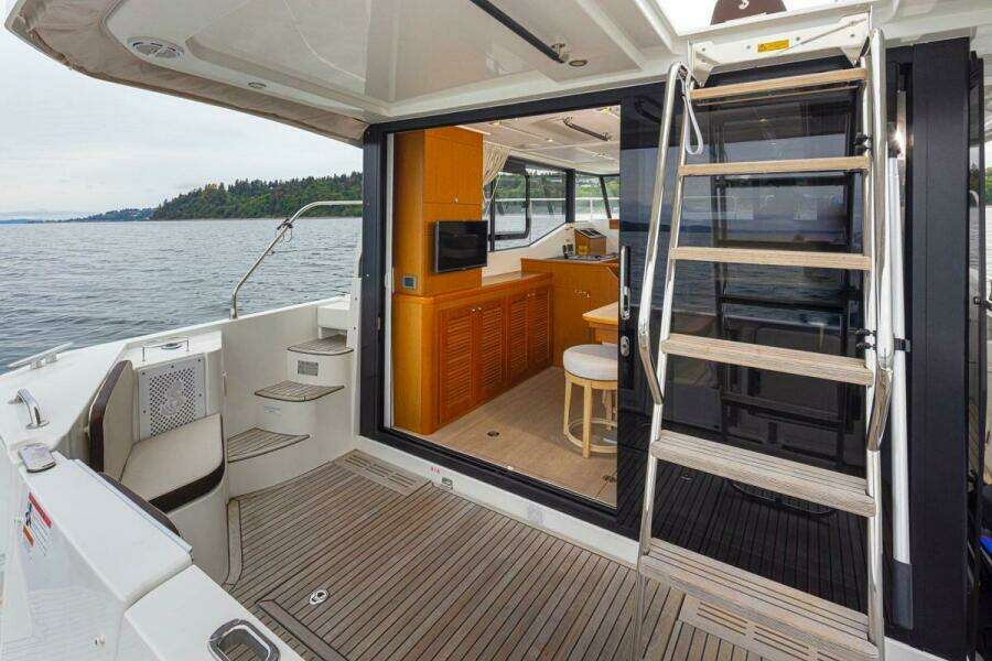 Cheers 35ft Beneteau Yacht For Sale