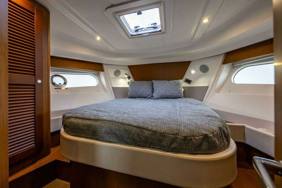 Cheers 35ft Beneteau Yacht For Sale