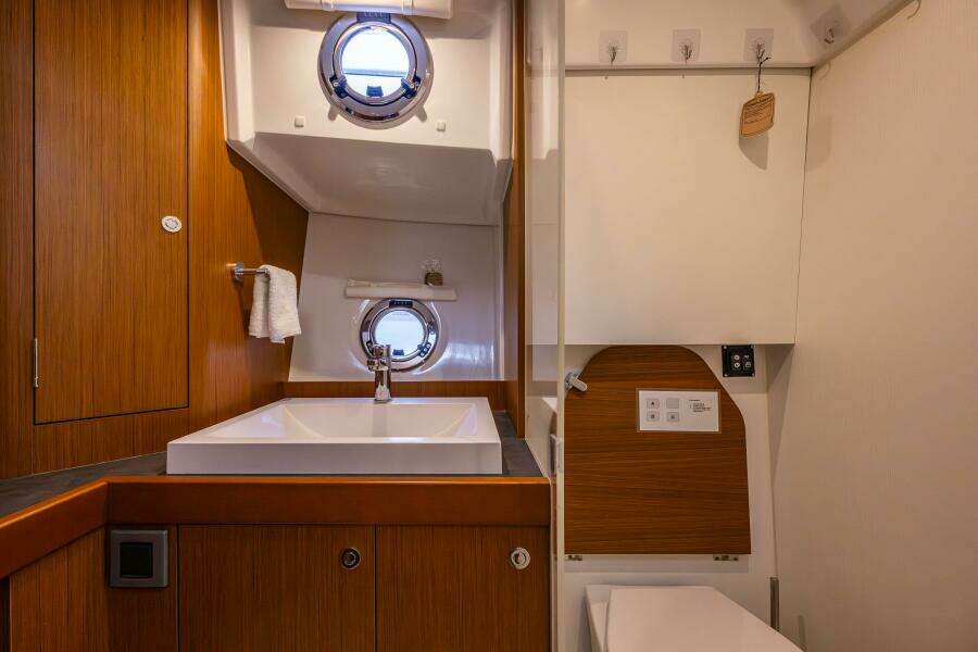 Cheers 35ft Beneteau Yacht For Sale
