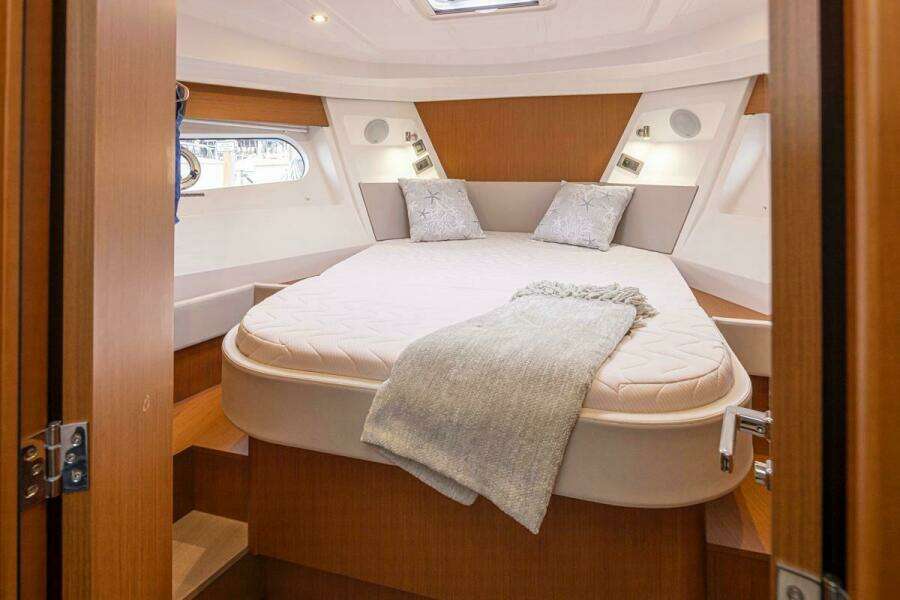 Cheers 35ft Beneteau Yacht For Sale