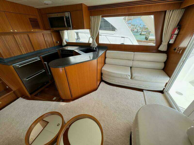 Salon Facing Starboard